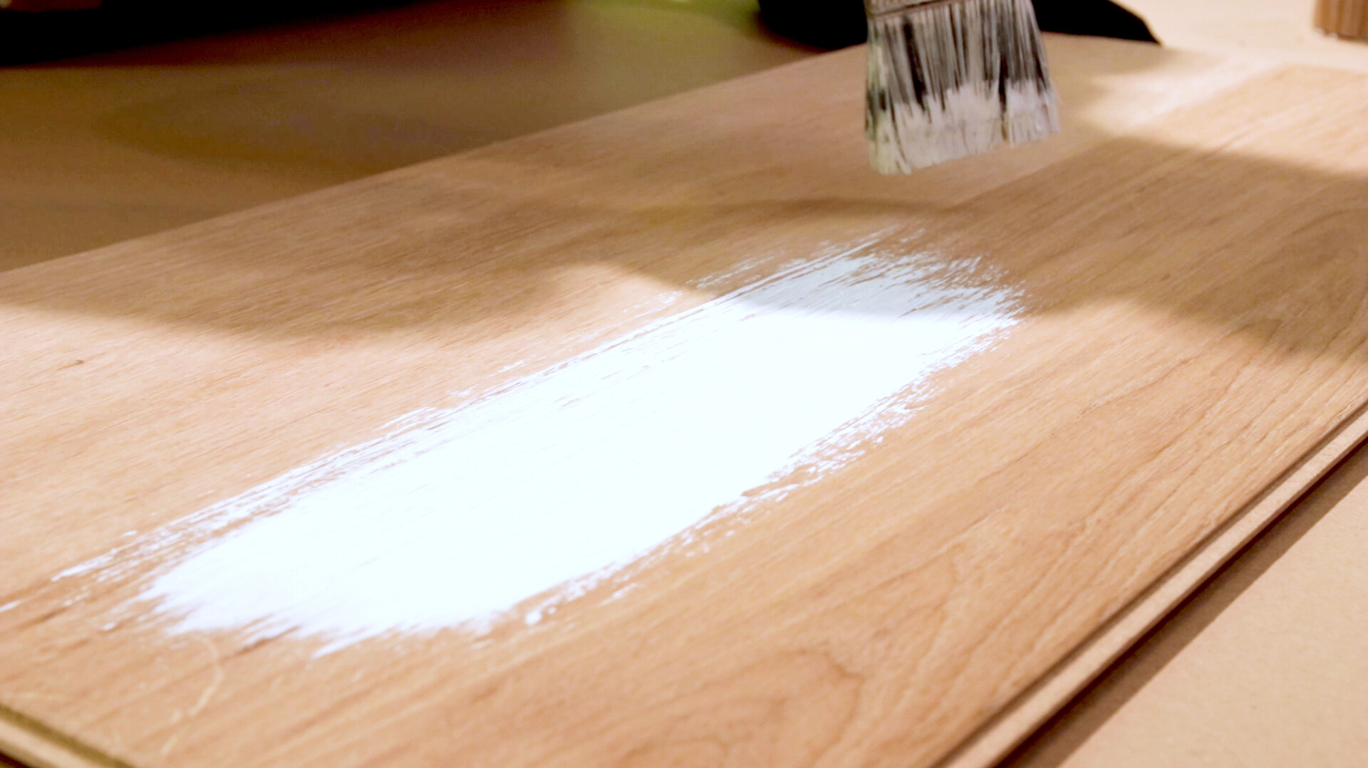 Echtholzpaneele mit roher, unbehandelter Oberfläche müssen vor Verwendung behandelt und entsprechend gepflegt werden Echtholzpaneele von MEISTER selbst streichen